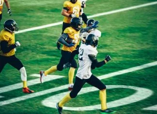 Leading an Upstart Victory: Fateful Decisions That Carried a Mid-Ranking American Football Team to a National Championship underdog championship story