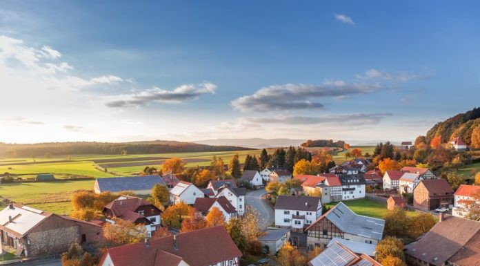 How to Buy and Sell Houses in a Slow Economy buy and sell houses