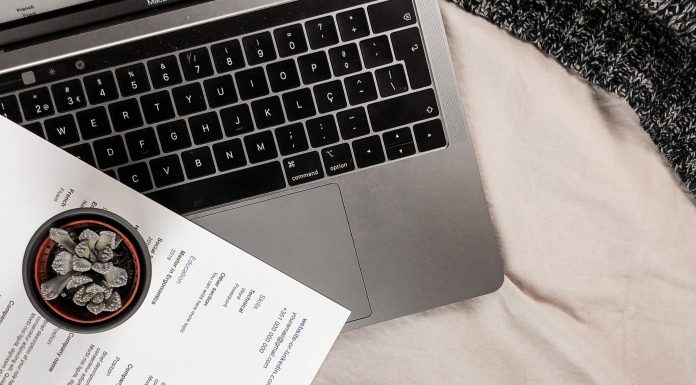 Choosing a Photo for Your Resume: 8 Things to Keep in Mind