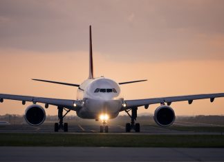 Airplane taxiing for take off"n