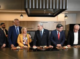 Netanyahu Visits Steakholder Foods, Tastes his first Cultivated Steak