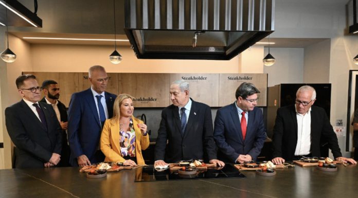 Netanyahu Visits Steakholder Foods, Tastes his first Cultivated Steak