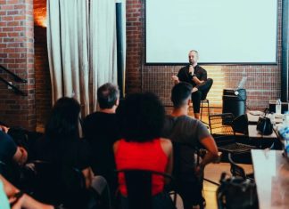The Benefits of Hiring a Finance Public Speaker The Benefits of Hiring a Finance Public Speaker