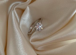 The Pros and Cons of Round Cut Engagement Rings
