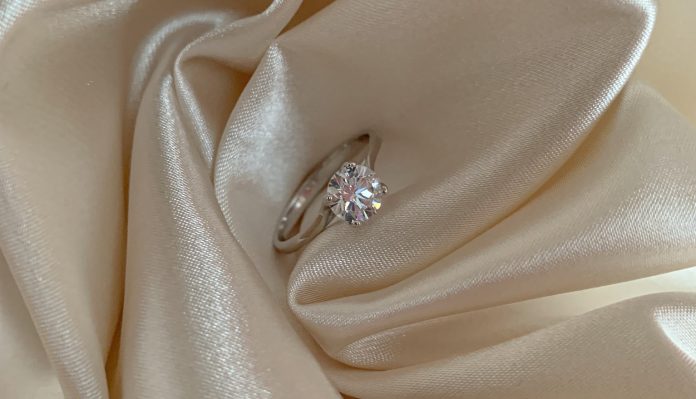 The Pros and Cons of Round Cut Engagement Rings