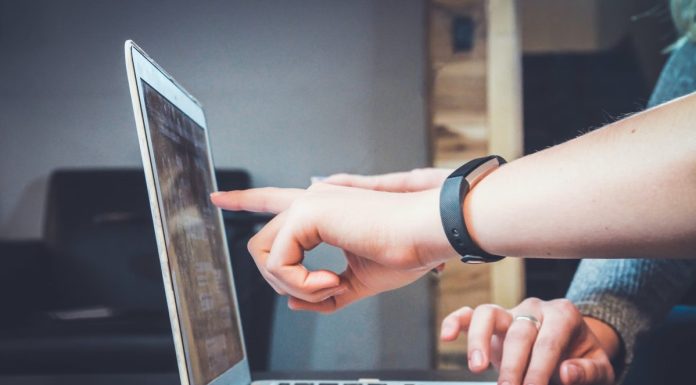 Choose the Right Software Outsourcing Company: Challenges and Mistakes to Avoid Choose the Right Software Outsourcing Company