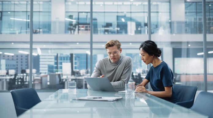Collaborative Workstations: Innovative Office Desk Designs for Team Environments iStock-1365412652 (1)