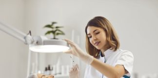 TMJ Relief Through Botox: Chicago’s New Soothing Solution Female beautician holding injection