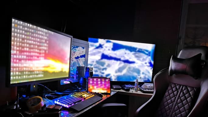 Battle station gaming rig with multiple monitors for gamers
