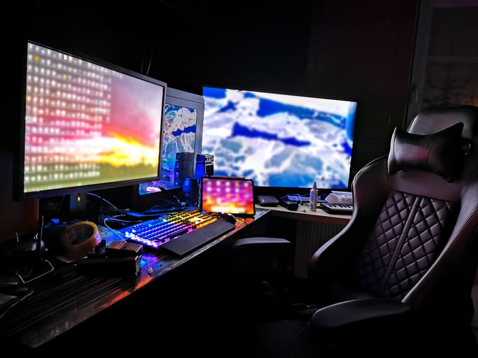 Battle station gaming rig with multiple monitors for gamers