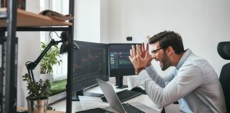 Intenfix.com Opinie: Why is Emotional Control Crucial in Trading? frustrated man in trading