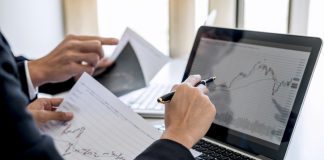 Top Liquidity Providers for CFD in EMEA 2024: Technology and Liquidity Management traders with laptop