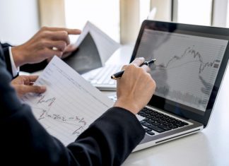 traders with laptop