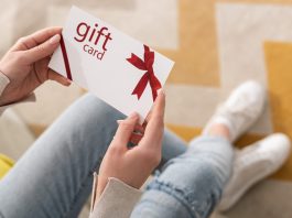 woman holding a gift card