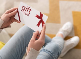 woman holding a gift card