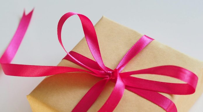 Unwrapping Joy: The Art of Creating Memorable Custom Gift Bags gift