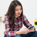 How to play Pin Up casino Aviator game in India on mobile phone? girl with cellphone