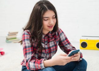 girl with cellphone
