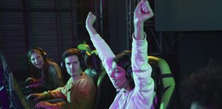 Photo side view happy woman winning at videogame