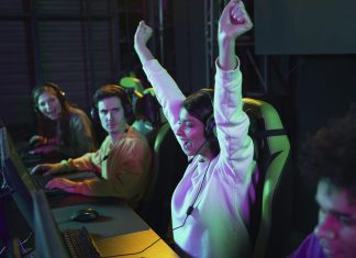 Photo side view happy woman winning at videogame