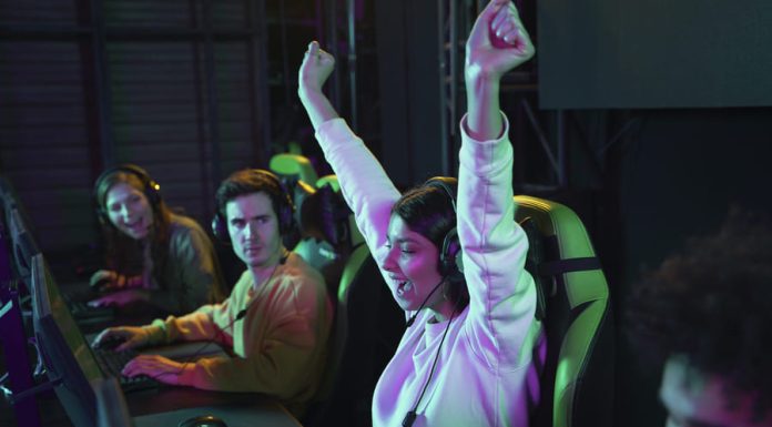 Photo side view happy woman winning at videogame