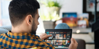 Best Putlocker Alternatives to Watch Movies and Series Male choosing movie online