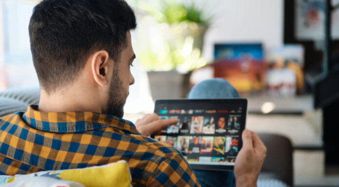 Best Putlocker Alternatives to Watch Movies and Series Male choosing movie online