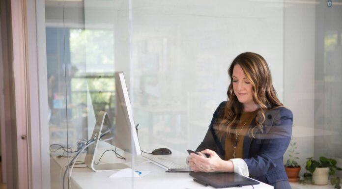 linkedin-sales-solutions-Z4BTpfQx_q4-unsplash (1)