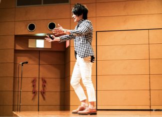 The Art of Sales Mastery: Analyzing Kyosuke Nagai’s Sales Method and Its Impact on Global Businesses Speaker having a speech on stage