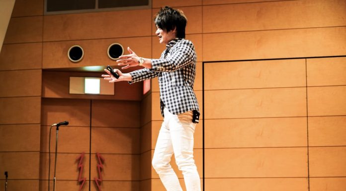 The Art of Sales Mastery: Analyzing Kyosuke Nagai’s Sales Method and Its Impact on Global Businesses Speaker having a speech on stage