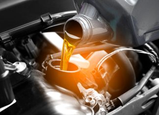 Refueling and pouring oil quality into the engine motor car Transmission and Maintenance Gear