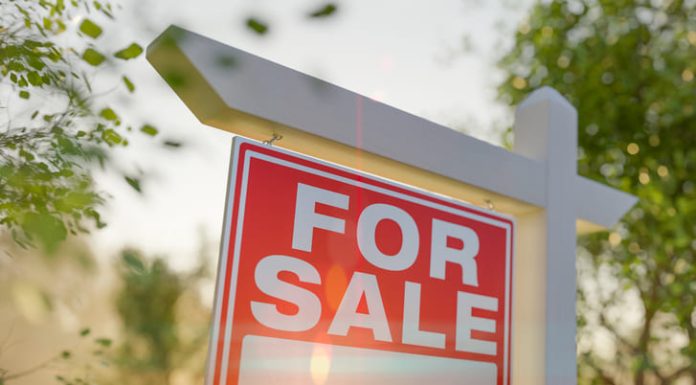 Expert Tips to Sell Your Arizona Home Quickly in a Competitive Market For Sale Real Estate Sign in Front of property