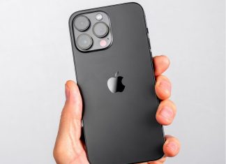 Hand holding iphone 14 pro max