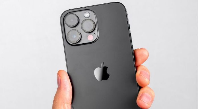 Hand holding iphone 14 pro max