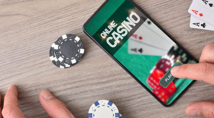 Playing online casino games with hand entering application of smartphone