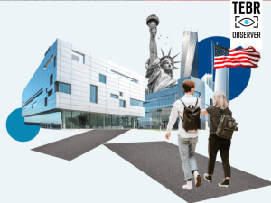 Students walking towards University in US