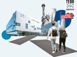 Students walking towards University in US