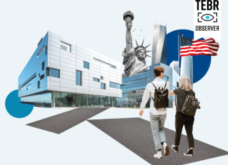 Students walking towards University in US