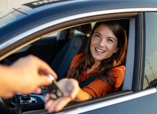 Why Zero Risk Car Rental Packages are a Game Changer for Holidaymakers in Portugal businesswoman receiving keys of her rental car