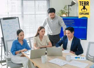 Colleagues having a meeting in office boardroom asian young businessman lead his team to discuss their projects Businesswoman and businessman leading a meeting in office.Business incubator concept