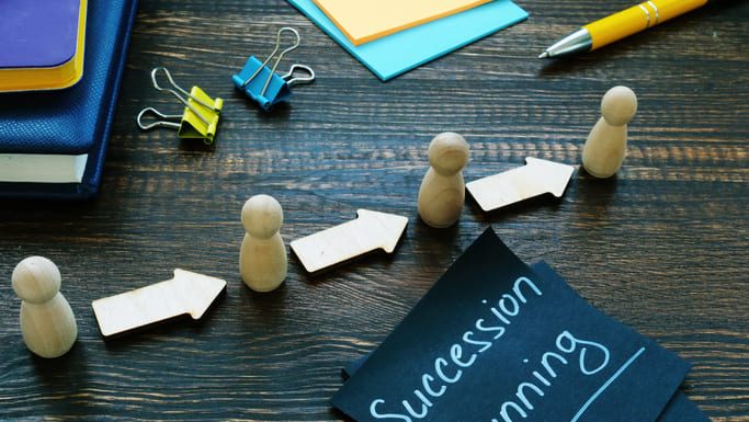 Aging Executives and Legal Exposure: The Overlooked Risks in Succession Planning Succession planning sign and figurines with arrows. Legal risks of succession planning concept