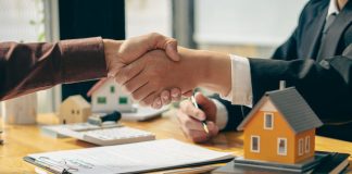 Real estate sales developer offices hand in hand with clients and offer home purchase and rental contracts and offer a homeowner program upon signing of contracts with insurance.