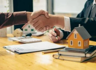 Real estate sales developer offices hand in hand with clients and offer home purchase and rental contracts and offer a homeowner program upon signing of contracts with insurance.