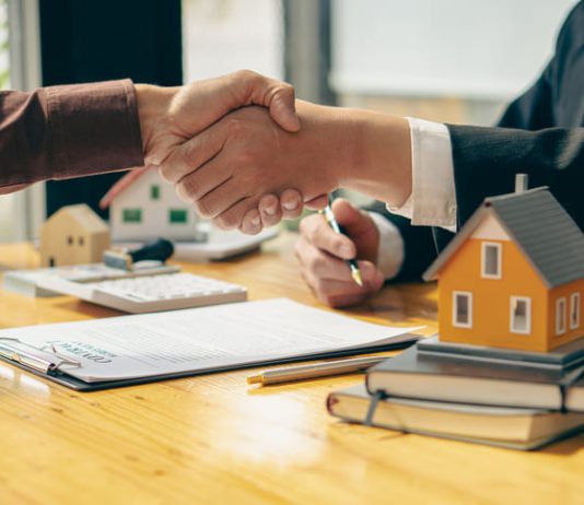 Real estate sales developer offices hand in hand with clients and offer home purchase and rental contracts and offer a homeowner program upon signing of contracts with insurance.