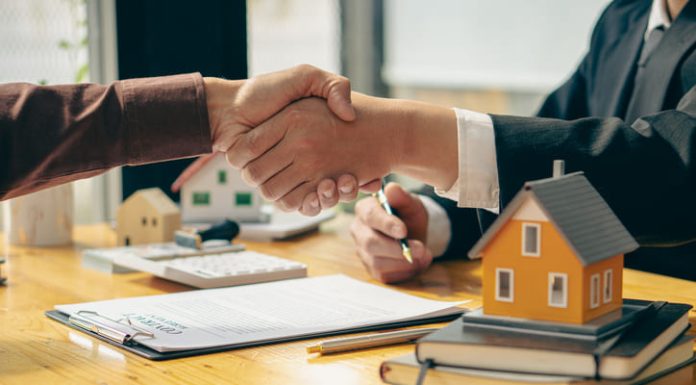 Real estate sales developer offices hand in hand with clients and offer home purchase and rental contracts and offer a homeowner program upon signing of contracts with insurance.