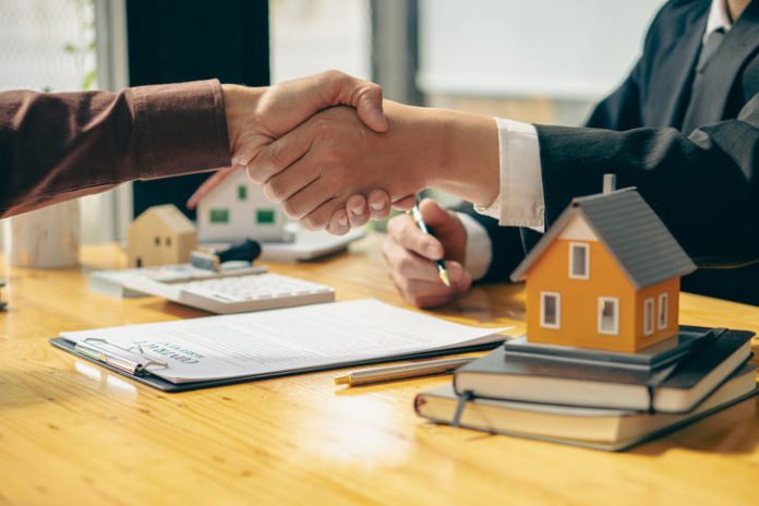 Real estate sales developer offices hand in hand with clients and offer home purchase and rental contracts and offer a homeowner program upon signing of contracts with insurance.