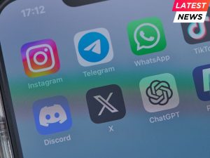 iphone on a table showing icons of the apps instagram, telegram, tiktok, twitter, discord, telegram, chatgpt and paypal