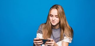 Nordic Tax Freedom vs. Trans‑Atlantic Withholding: Comparing Online Casino Models in Finland & the U.S. Happy smiling girl with mobile phone playing online games