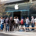 people lining up in apple store to buy iPhone