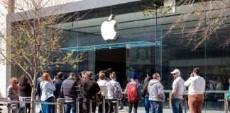 Record iPhone Sales Power Apple Amid Trade Headwinds people lining up in apple store to buy iPhone